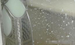 Mẹo tẩy cặn trên kính phòng tắm rất thiết thực để nhà sạch sẽ và sáng bóng đón Tết! 