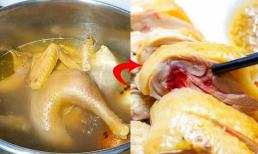 Tại sao thịt gà luộc mãi vẫn có màu đỏ hồng? Chỉ mẹo nhỏ khi luộc để khắc phục 