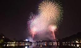 Pháo hoa rực sáng trên bầu trời Hà Nội chào đón năm mới 2024