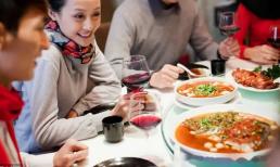 Trong bữa tiệc cùng công ty, nếu sếp gắp thức ăn cho bạn, người có EQ thấp sẽ nói “cảm ơn”, những người có EQ cao sẽ làm điều này