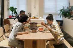 Tốt nhất bạn không nên tham dự những bữa tối kiểu này ở quê nhà, trừ khi muốn rước thêm rắc rối