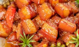 Để làm được món thịt kho tàu mềm ngọt, màu vàng nâu óng ả, khi nấu nên đóng hay mở vung mới chuẩn? 