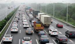 Khi chạy xe đường cao tốc và gặp tình trạng ùn tắc giao thông, khoảng cách giữa xe chạy xăng và xe sử dụng năng lượng mới ngay lập tức trở nên rõ ràng