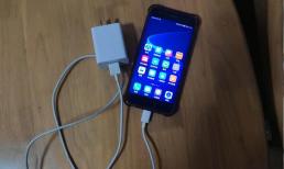 Khi sạc điện thoại bạn nhớ bật công tắc nhỏ này lên nhé, điện thoại của bạn sẽ sạc nhanh gấp đôi bình thường