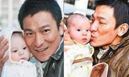 Lưu Đức Hoa không hề ngờ rằng năm xưa anh bế và thơm má một em bé, đứa trẻ ấy sau này lớn lên lại thành siêu sao nổi tiếng khắp châu Á