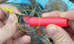 Hôm nay tôi mới biết việc gỡ sợi tôm rất dễ, có thể làm bằng ống hút, 2 giây xong một con, nhanh và sạch