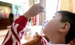 Bé dùng keo 502 nhỏ mắt, mẹ cứu con trong 5 phút, Bác sĩ: Học hỏi ngay!