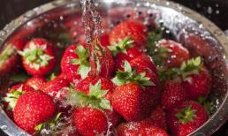 Mua dâu tây về đừng chỉ rửa nước lã với muối thôi sẽ không sạch hết cặn, thêm một thứ này 