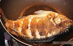 Cho một ít 'nó' lên cá, chảo sẽ không bị dính, dầu không bắn tung tóe và da cá cũng không bị nát, bây giờ biết cũng chưa muộn