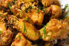 Lá chanh xưa rồi, rang thịt gà thêm một nắm lá này vào, thơm nức mũi, ăm cực cuốn 