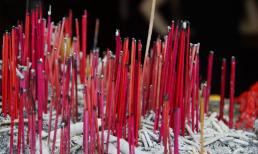 Dù gia đình giàu có đến đâu cũng đừng vội vứt tro hương đã đốt, đó không phải là mê tín dị đoan, hãy xem những công dụng của nó