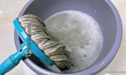 Dù cây lau nhà có bẩn hay sẫm màu đến đâu, chỉ cần rắc một ít nước này vào khi lau, cây lau nhà sẽ sạch sẽ và hết mùi ngay lập tức! 