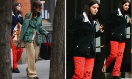 Katie Holmes và con gái Suri lên đồ sặc sỡ xách va li rời khỏi New York sau tin Tom Cruise ngừng trợ cấp gần 10 tỷ/năm 