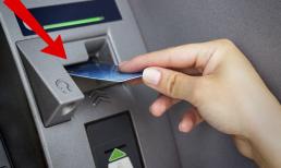 Không còn tiền trong tài khoản, nên khóa thẻ ngân hàng hay giữ lại thẻ sẽ an toàn hơn?