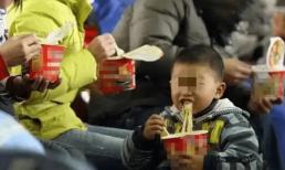 Con trai ăn mì ăn liền trên tàu cao tốc nhưng lại bị người xung quanh chửi là 'vô học', lời nói của người cha khiến mọi người im lặng