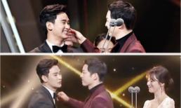 Hành động cưng nựng mà Song Joong Ki dành riêng cho Kim Soo Hyun, Song Hye Kyo đứng ngoài cũng chỉ biết cười trừ 