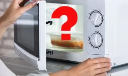 Nên đóng hay mở nắp hộp đựng khi quay thức ăn trong lò vi sóng? Lâu nay rất nhiều người vẫn làm sai