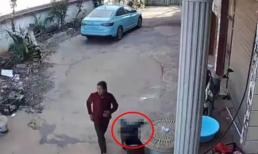 Cháu trai 1 tuổi 'ngã vào xô nước', bà nội đi qua tìm đi tìm lại 10 lần không phát hiện ra... cho đến khi quá muộn!