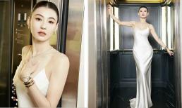 Thật ngạc nhiên trước những bức ảnh của Trương Bá Chi ngoài 40 tuổi, mặc váy hai dây trễ vai + búi tóc, sợ lộ thì dùng tay che lại 