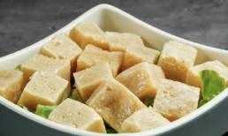 Cho đậu hũ vào ngăn đông đá tủ lạnh, không ngờ nó có công dụng 'thần kỳ' như vậy, tiếc là bây giờ mới biết đến