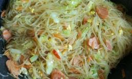 Khi xào miến, tốt nhất không nên xào trực tiếp sau khi chần, thêm một bước nữa để miến thấm gia vị và không bị vón cục