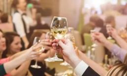 Khi nâng ly trong bữa tiệc, bạn nên lưu ý '4 có, 4 không', rất tiếc là có nhiều người không hiểu, đọc xong bạn sẽ có thêm nhiều kiến ​​thức hơn đấy!