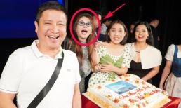 NSƯT Chí Trung 'lẻ bóng' khi dự sinh nhật Nhà hát Tuổi trẻ, cười phớ lớ khi đứng cạnh người đàn em này 