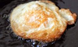 Khi làm trứng ốp la, bạn không nên đổ dầu vào chảo trước mà làm thêm một bước nữa để trứng mềm trong, vàng ngoài mà không dính nhé!