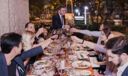 Khi uống rượu trong bữa tiệc tối, bạn cần học thuộc 3 'lời khai mạc' để gây ấn tượng với mọi người