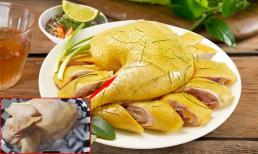 Đừng chặt gà ngay khi vừa luộc xong, làm thêm một bước này gà vàng ươm hấp dẫn, chặt chẳng lo vỡ nát