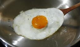Chiên trứng ốp la làm thêm 1 bước, không cần dùng đến chảo chống dính món trứng ốp la vẫn tròn đẹp, không bị vỡ nát