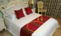 Tại sao lại có mảnh vải trải ngang trên giường khách sạn? Nhiều người không biết tác dụng, hãy nghe cô dọn dẹp nói thật