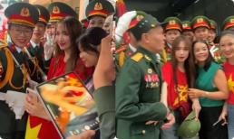 Hòa Minzy diện áo cờ đỏ sao vàng xuất hiện tại Điện Biên, một chi tiết tinh tế với cựu chiến binh khiến ai cũng khen