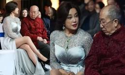Đây là bức ảnh mà Lưu Hiểu Khánh muốn xóa nhất, cô mặc váy xẻ tà quá cao và ngồi với đồng nghiệp nam, thật xấu hổ khi bị nhìn trộm