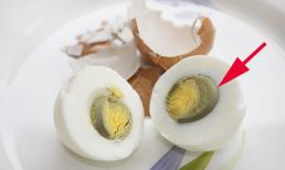 Luộc trứng quá kỹ khiến lòng đỏ có màu xanh đậm, có nên ăn?