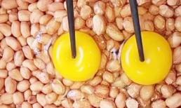 Cho 'trứng' vào đậu phộng trộn đều và chiên chín. Món này rất thích hợp để uống bia và thậm chí có thể thay thế thịt! 