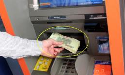 Trong cây ATM có bao nhiêu tiền? Nó có bao giờ hết tiền không?