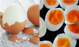 Khi luộc trứng, đừng chỉ dùng nước, nhớ cho thêm 2 nguyên liệu nữa vào. Vỏ trứng sẽ bong ra khi chạm vào và lòng đỏ mềm ngon