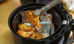 Lót giấy bạc trong nồi chiên không dầu có ảnh hưởng đến sức khỏe hay không? 