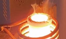 Nồi nấu kim loại làm bằng vật liệu gì? Tại sao đun sắt nóng chảy ở nhiệt độ hàng ngàn độ lại không thể làm tan chảy nó? 