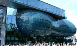 Tòa nhà xấu nhất thế giới: Trông như con sâu bướm khổng lồ và còn bị gọi là 'người ngoài hành tinh' 