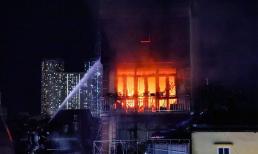 Hà Nội: Nhà 6 tầng cháy ngùn ngụt trên phố Định Công Hạ, nhiều người mắc kẹt bên trong