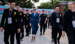 Hoa hậu Bùi Thị Hà 'gây sốc' khi được 100 vệ sĩ bảo vệ