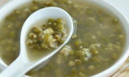 Mùa hè uống nhiều canh đậu xanh tuy có rất nhiều lợi ích, nhưng các bác sĩ lại khuyên ba người không nên uống