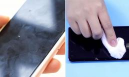 Màn hình điện thoại dính dầu mỡ và bám đầy dấu vân tay? Đây là thủ thuật giúp màn hình sạch sẽ, sáng bóng ngay lập tức! 