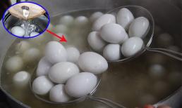 Luộc trứng vịt lộn nhất định phải cho thêm thứ này, trứng sẽ không tanh và rất ngon, lại ngọt tự nhiên