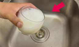 Chỉ cần đổ một chiếc bát vào cống thoát nước của bồn rửa, đường ống sẽ không còn mùi hôi hoặc bị tắc Hãy thử ngay