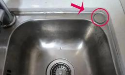 Sau 10 năm rửa bát, tôi phát hiện ra: Bên cạnh bồn rửa có một cái lỗ, hóa ra lại hữu dụng đến vậy!