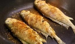 Khi chiên cá sẽ rất “lãng phí” nếu cho trực tiếp vào chảo, đầu bếp hướng dẫn bạn 3 mẹo để da cá không bị rách và chảo không bị dính