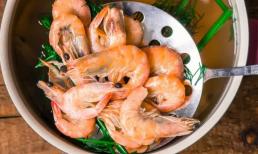 Luộc tôm dùng nước nóng hay nước lạnh! Hoá ra từ trước tới nay mọi người đã làm sai, chẳng trách tôm có mùi nồng nặc